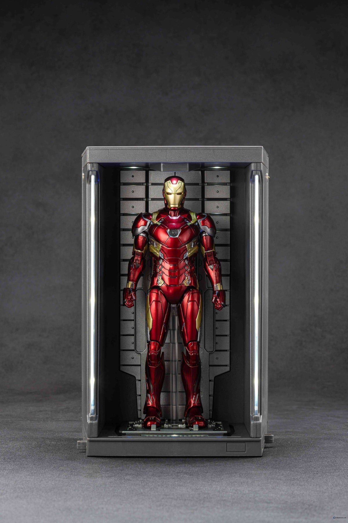 MARVEL Avengers: Iron Man Mk.46 - 7-inch Action Figure + Hall of Armor Set